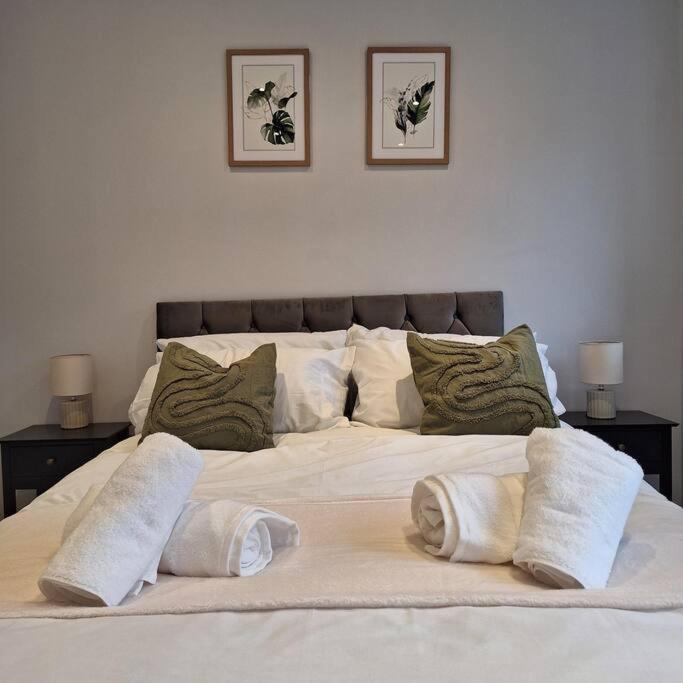Home At Highgrove - Private Garden & Parking Reading Zewnętrze zdjęcie